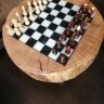 Кофейный столик из слэба дерева и мрамора - шахматы на шахматном столике