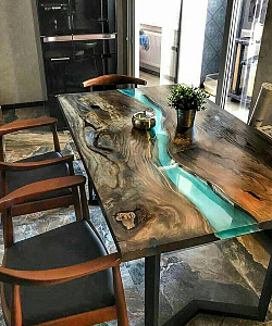 брутальный стол для переговоров из слэбов дуба и голубой реки из эпоксидной смолы