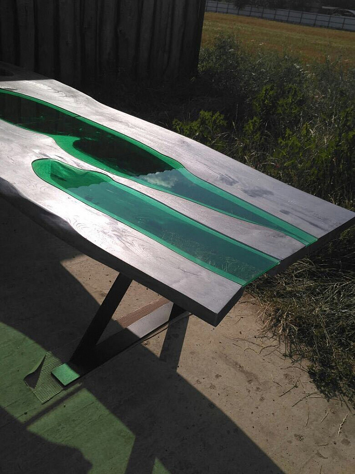 стол в стиле лофт со стеклами зелёного цвета, подстолье - металлическое