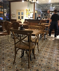 мебель в стиле лофт в ресторане: столы из слэбов карагача