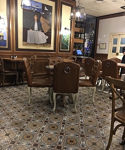 Столы и другая мебель в стиле лофт в ресторане: столы из слэбов карагача