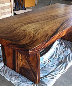 стол в стиле лофт из слэба натурального дерева с деревянным подстольем