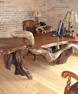 шедевр полета фантазии мастера по дереву: брутальный стол из натурального дерева