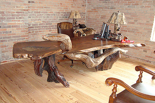брутальный стол из натурального дерева
