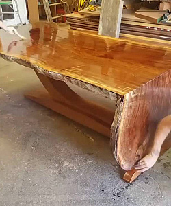 стол из слэба ливанского кедра с деревянным подстольем