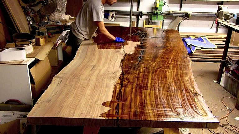 стол из слэба натурального дерева с заливкой трещин эпоксидной смолой