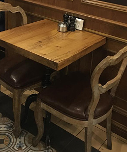 мебель: столы в стиле лофт из слэбов карагача  в ресторане. Поверхность отполирована и покрыта маслом
