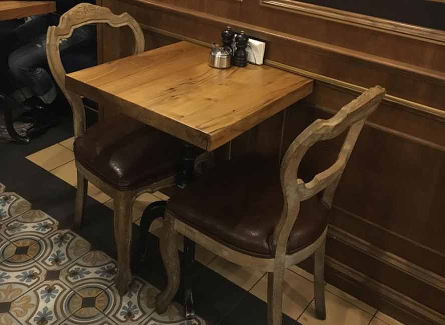 мебель: столы в стиле лофт из слэбов карагача  в ресторане. Поверхность отполирована и покрыта маслом