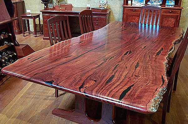 шикарный брутальный стол для переговоров из слэба натурального красного дерева