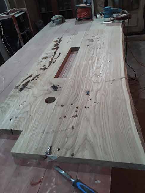 подоконник-стол из слэба карагача в процессе изготовления