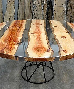 круглый стол из слэбов дерева и эпоксидной смолы
