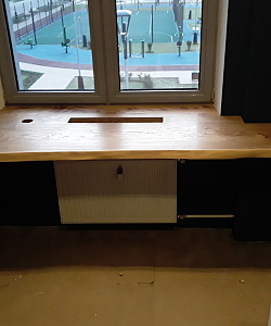 подоконник-стол из слэба карагача установлен в квартире заказчика