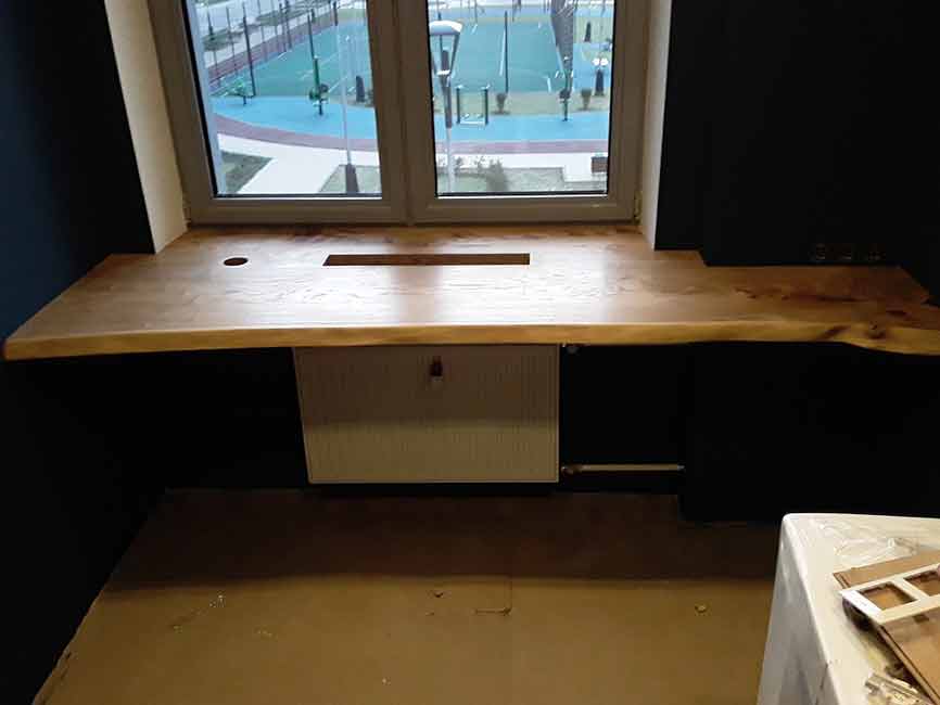 подоконник-стол из слэба карагача установлен в квартире заказчика