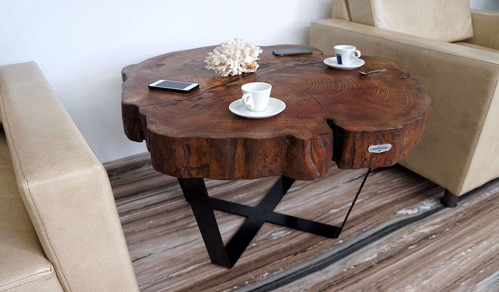 кофейный столик из поперечного спила - слэба дуба в стиле лофт