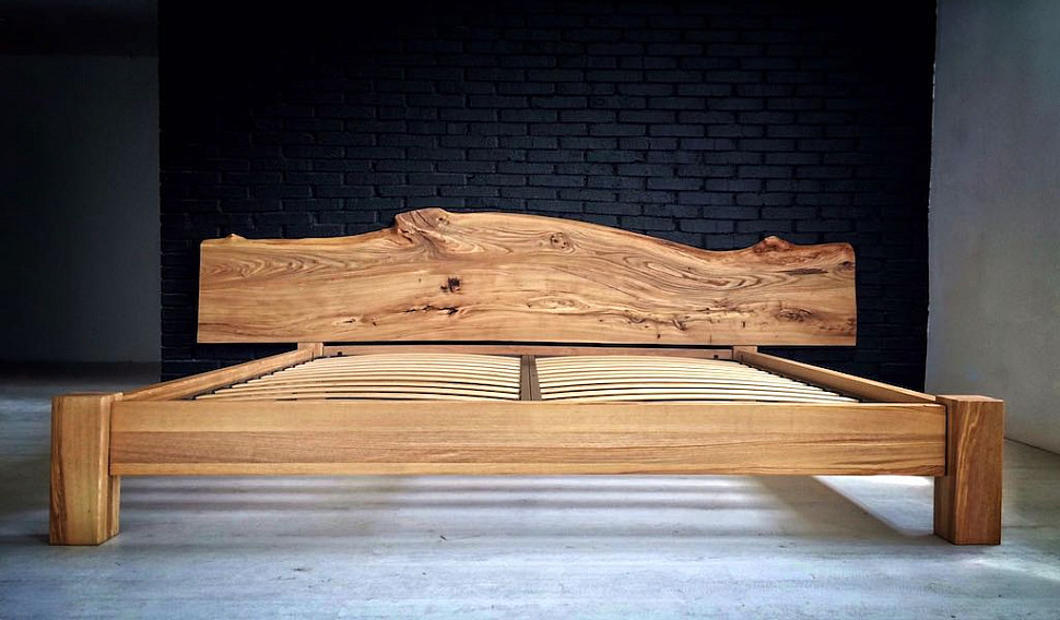 кровать из слэбов натурального дерева с изголовьем из массивного слэба в стиле лофт