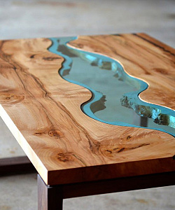 кофейный столик из слэба карагача и стеклянной голубой реки