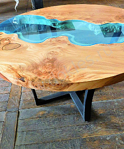 круглый журнальный столик со стеклянной голубой рекой