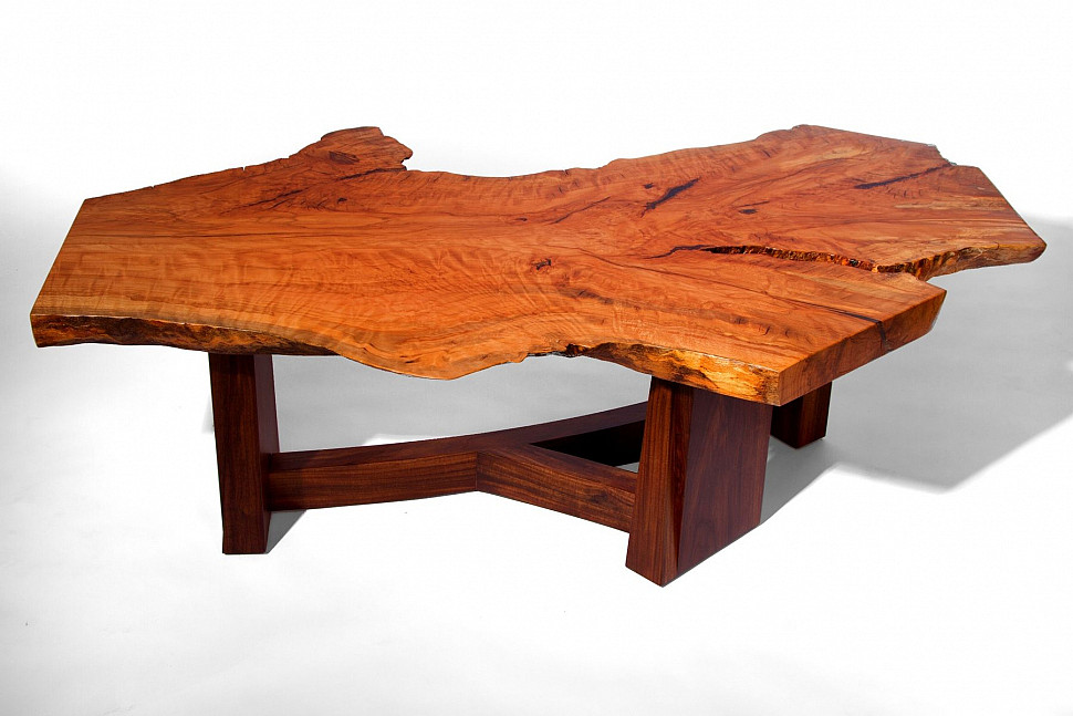 брутальный столик из слэба карагача с естественными краями