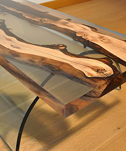 журнальный столик для офиса из дерева и эпоксидной смолы