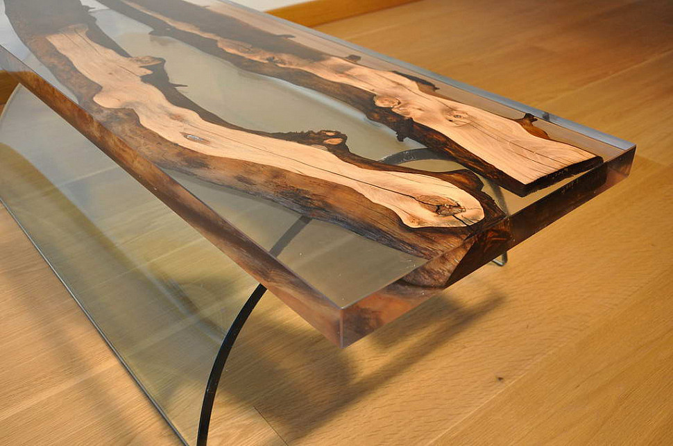 журнальный столик для офиса из дерева и эпоксидной смолы