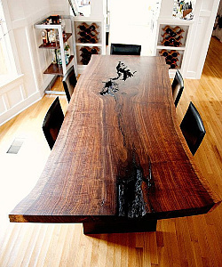 стол из слэба карагача в стиле лофт с многочисленными трещинами и разрушениями древесины
