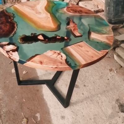Круглый стол из слэбов и эпоксидной смолы Стол из прозрачной эпоксидной смолы светло зеленого цвета