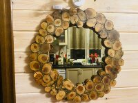 Зеркало в раме из спилов дерева