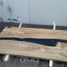 Стол обеденный из слэбов карагача с эпоксидной рекой - Столешница для большого обеденного из слэбов карагача с эпоксидной рекой голубого цвета