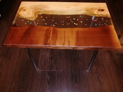 Кофейный столик с эпоксидной рекой и цветными камушками Кофейный столик с эпоксидной рекой и цветными камушками