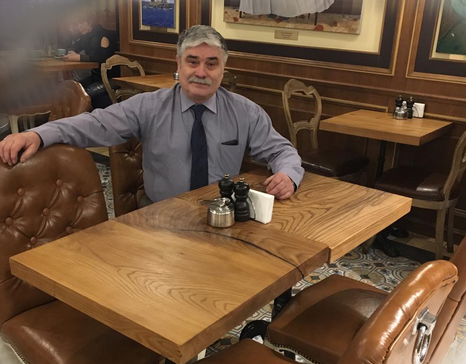 Майтер - руководитель Байдин А. И. за столом собственного изготовления в одном из в ресторанов Москвы